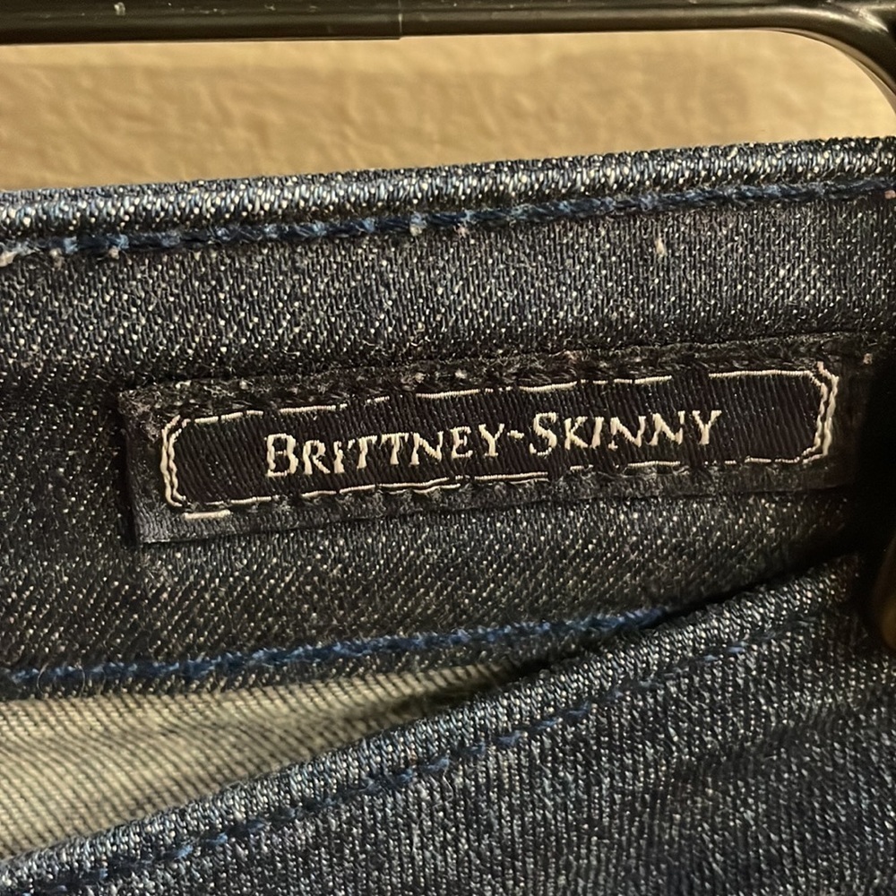 GUESS 1981 LA BRITTNEY SKINNY women’s embellished back pockets distressed jeans - Picture 6 of 13